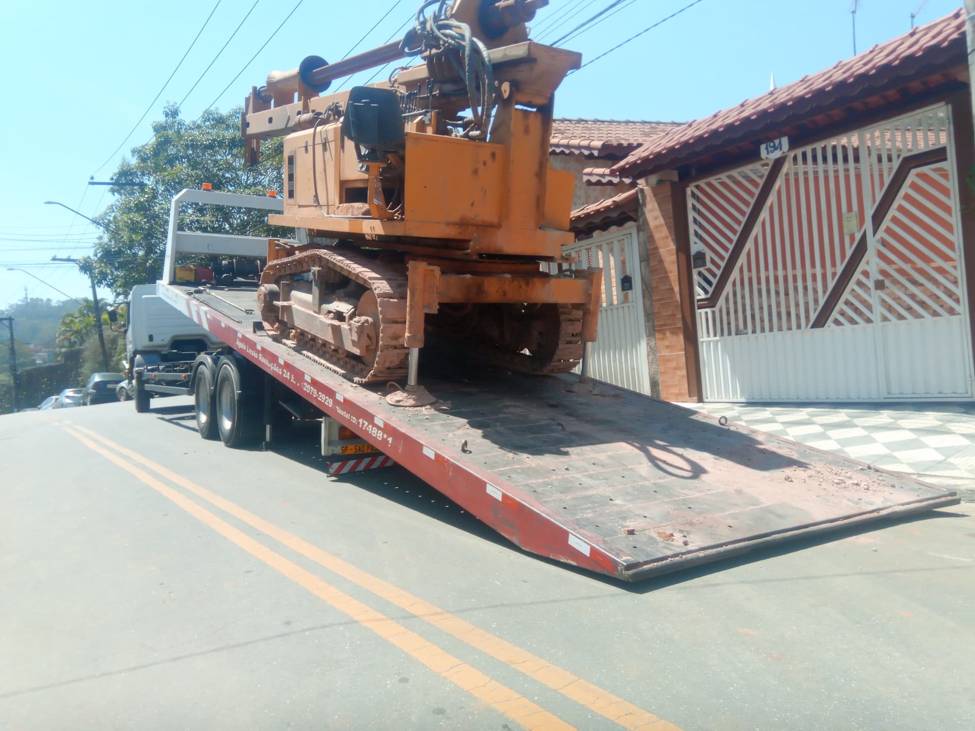 Guincho Águia Leste transportando máquina pesada amarela em São Paulo