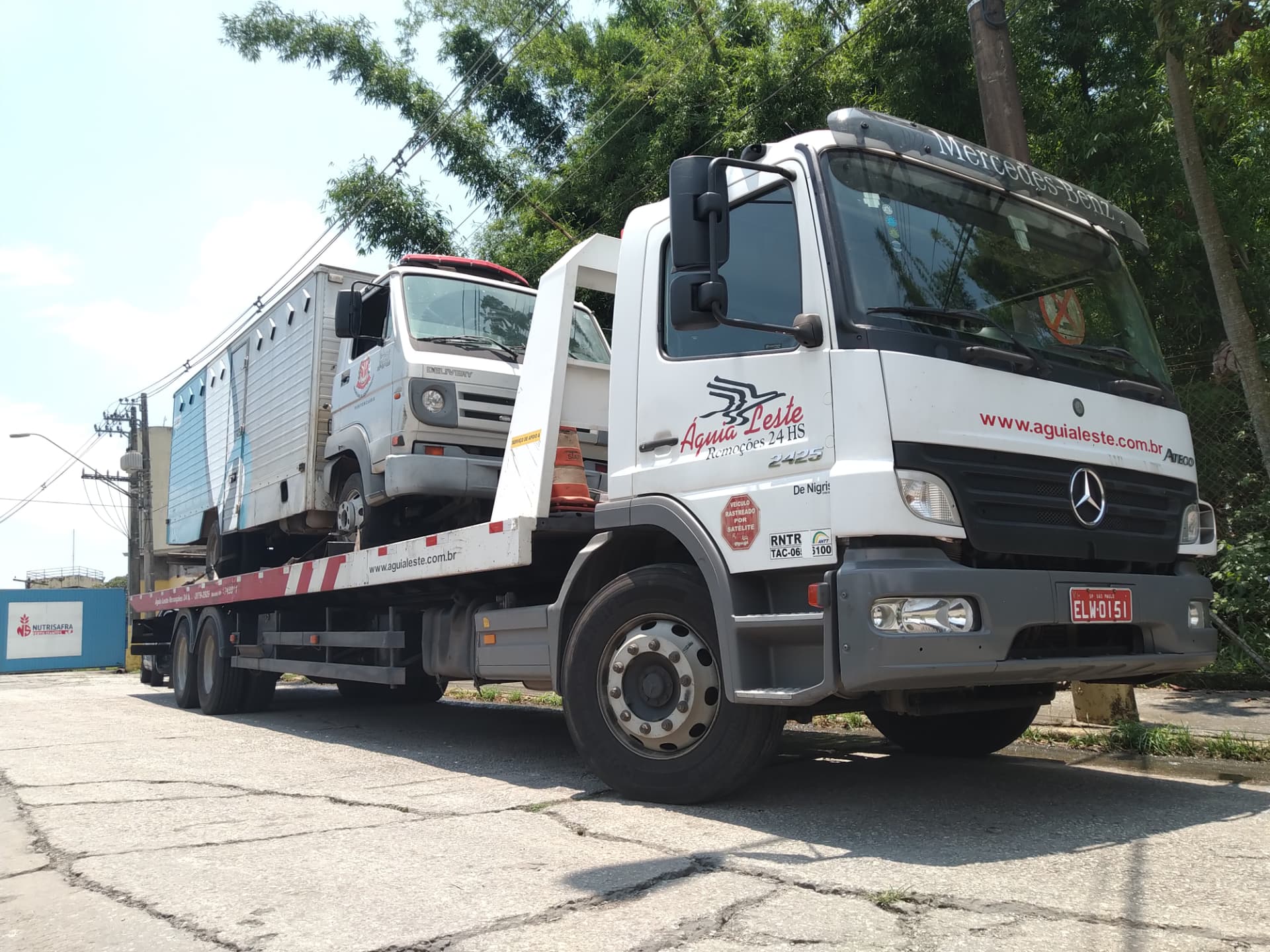 Caminhão-prancha da Águia Leste transportando um caminhão em São Paulo